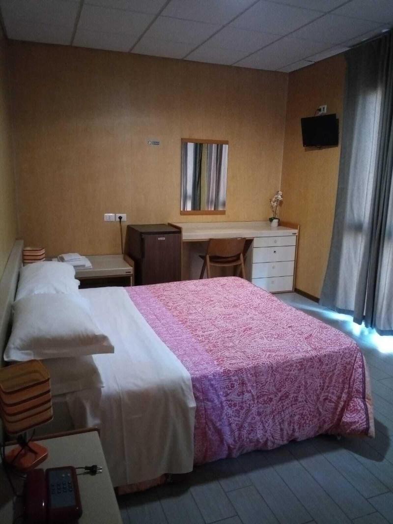 Hotel Socrate Лавена-Понте-Треза Екстер'єр фото